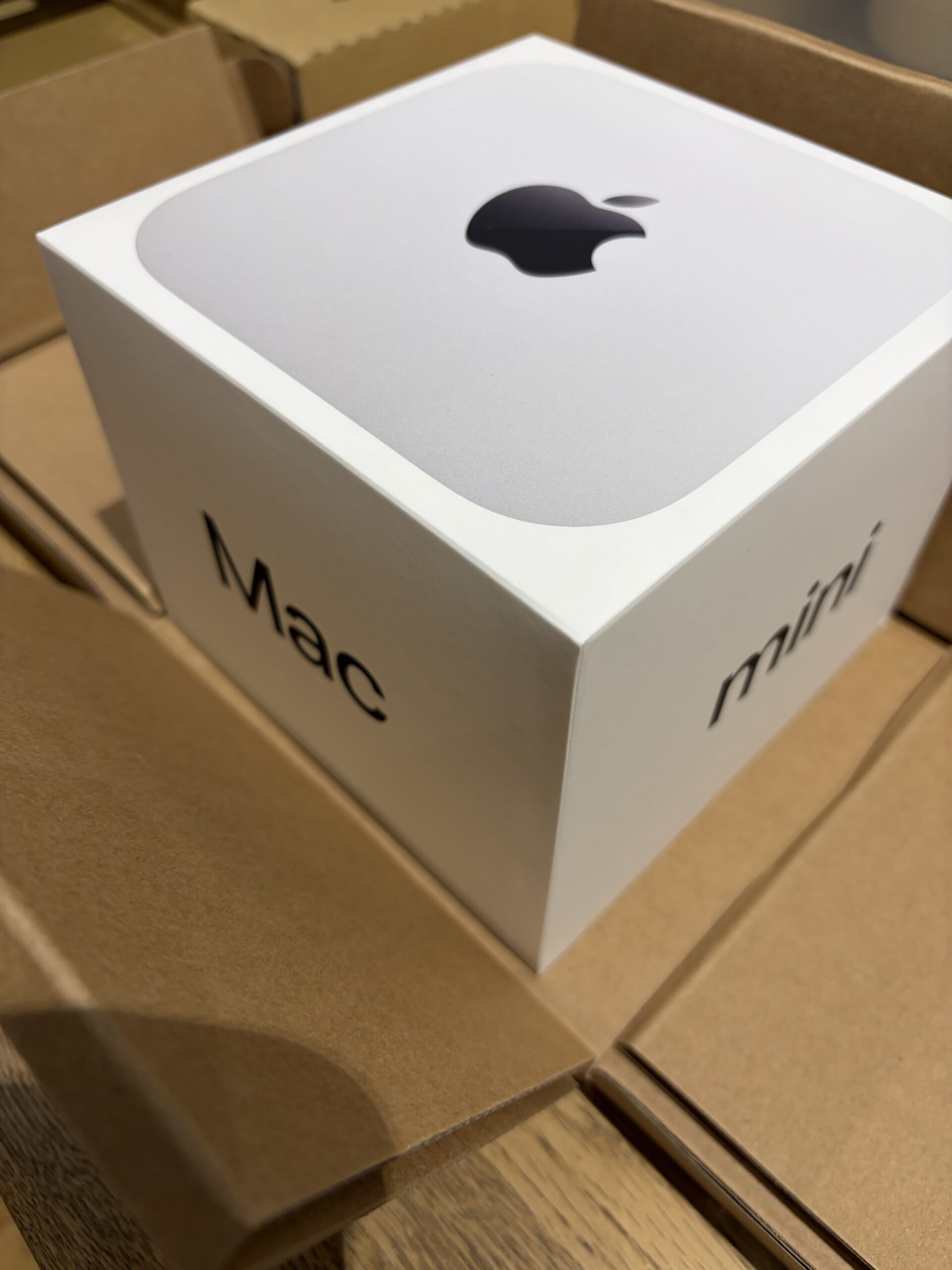 2026年7月18日に届いたMac miniの箱